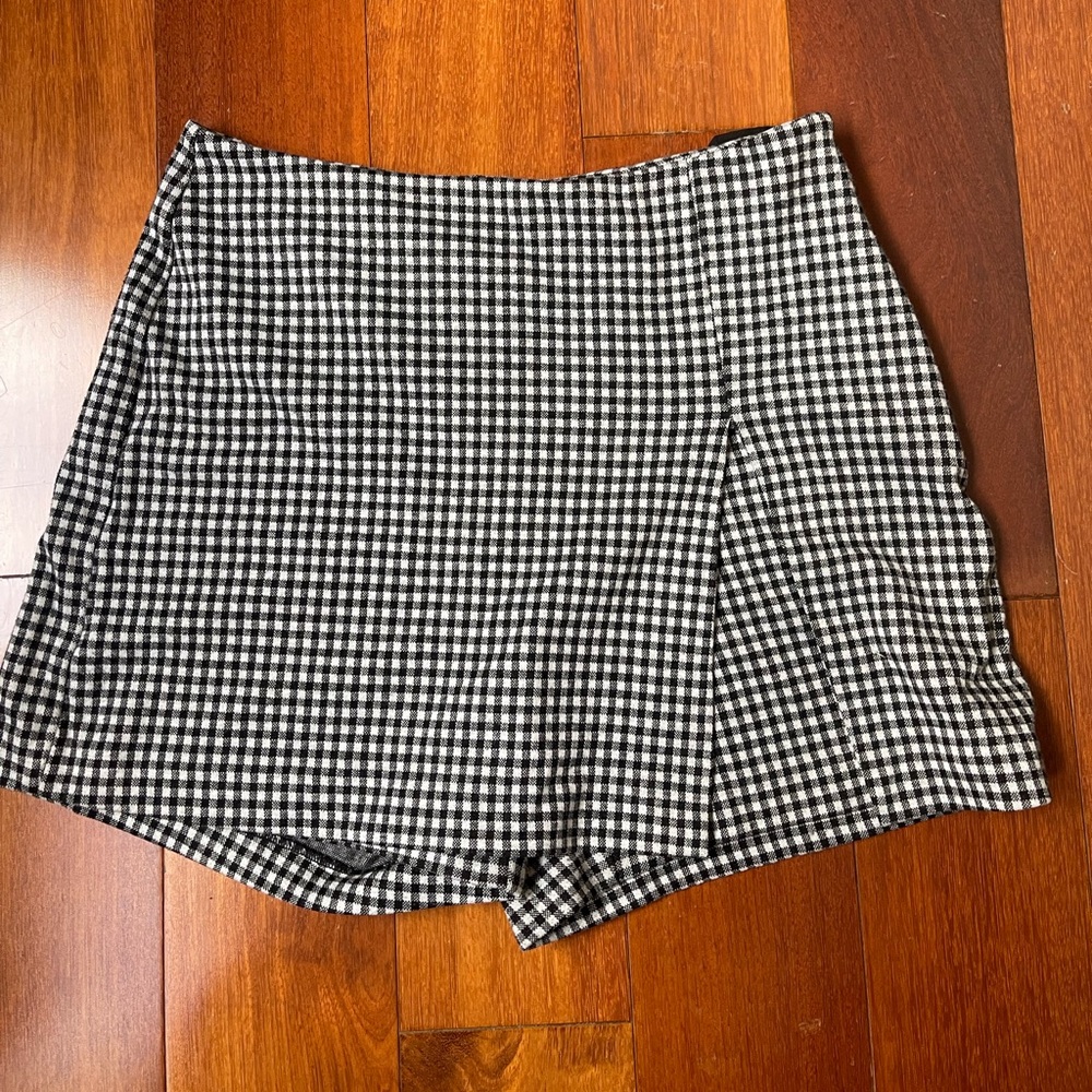 Cabi Tee-Time Black and White Gingham Side Zip Mini Skort
